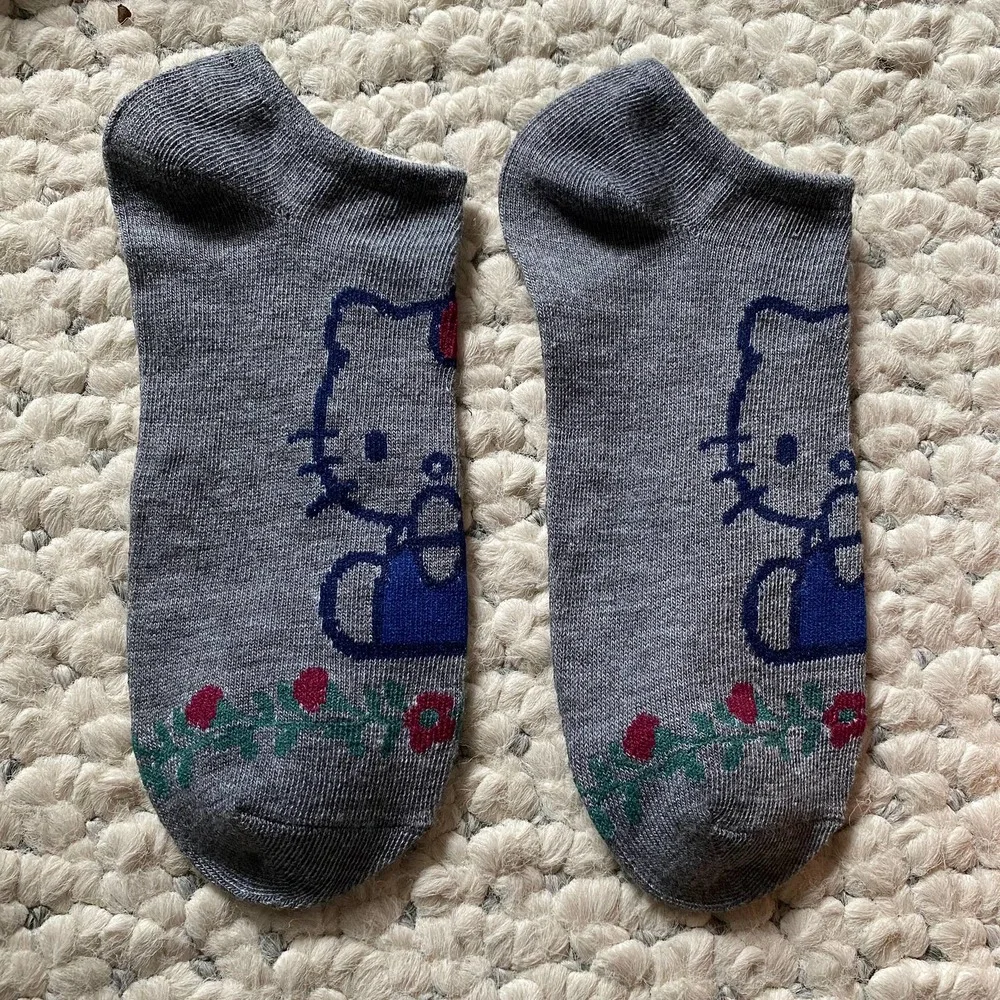 Hello Kitty SITTING PRETTY IN ROSE GARDEN grey socks New RARE limited sanrio 789